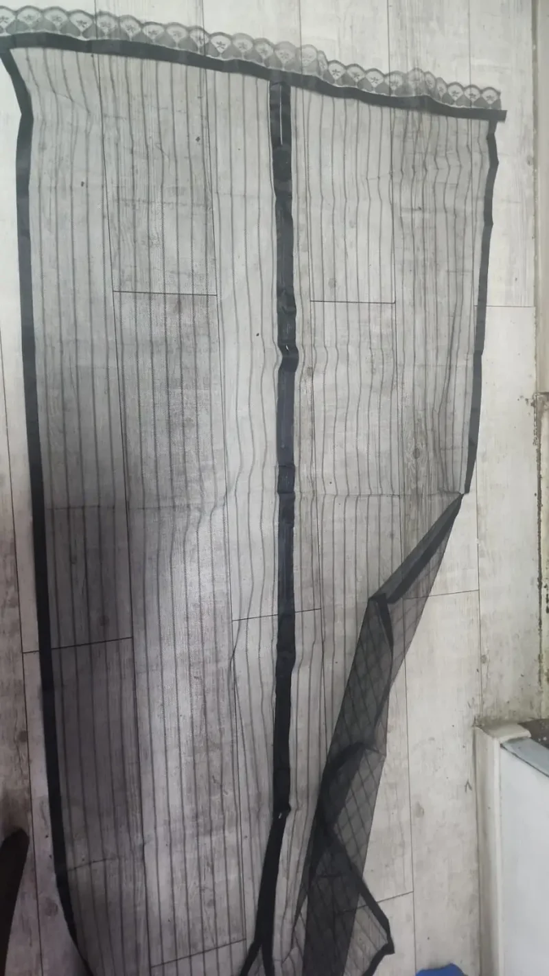 Cortina de Puerta Antimosquitos con Mallas Magnéticas - Imagen 2